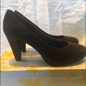 Women’s Yellowbox Adele Brown Suede Pumps